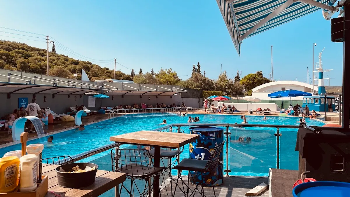 Lighthouse Pool&Pub - Entertainment teos marina yatçı kafe ve havuzu 3