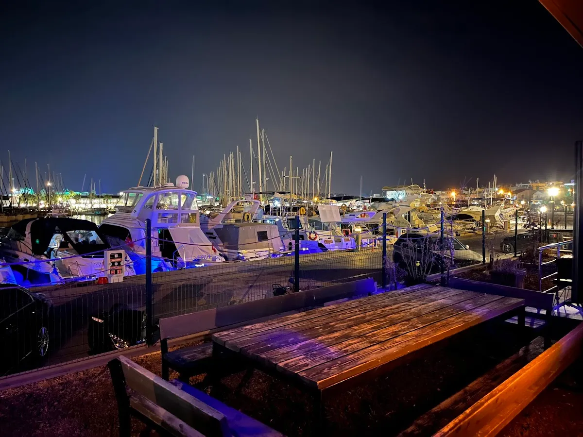 Lighthouse Pool&Pub - Entertainment teos marina yatçı kafe ve havuzu 4