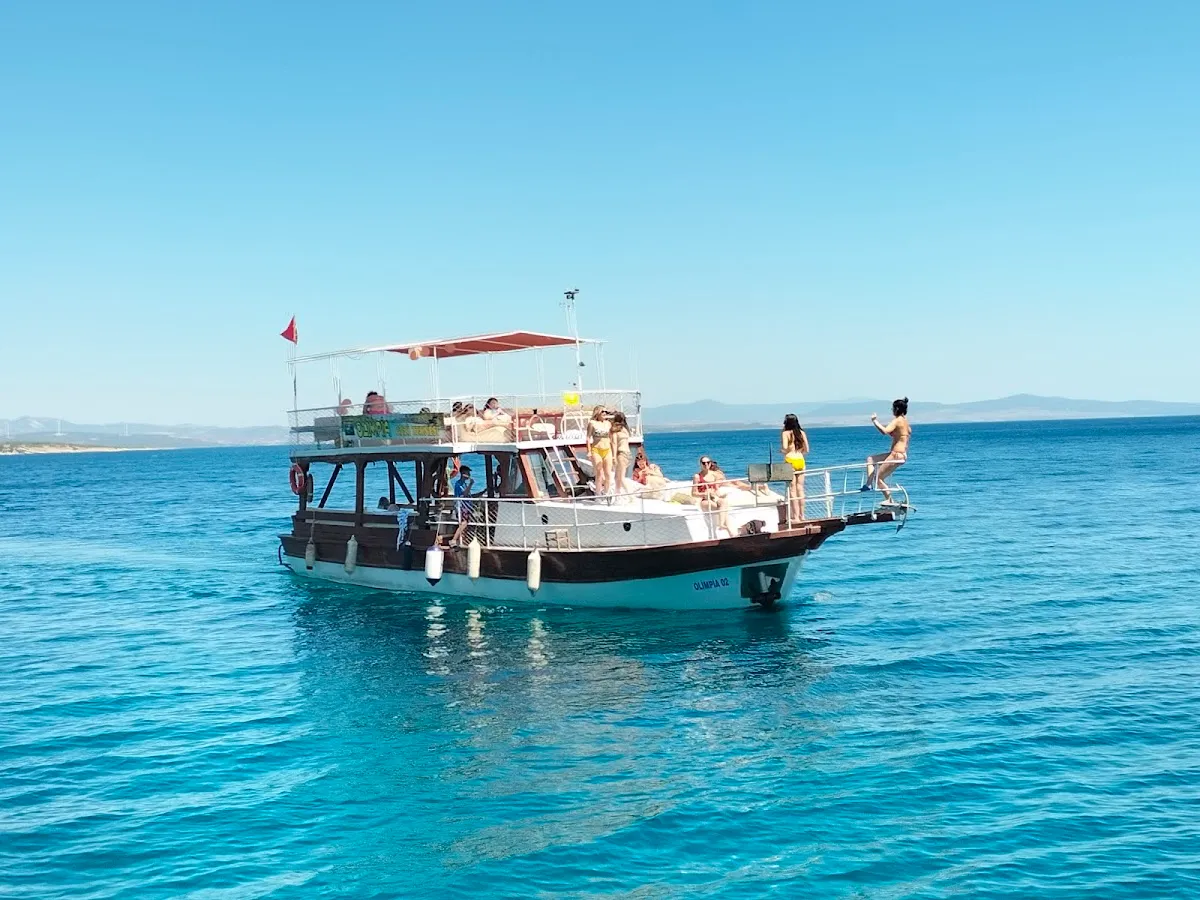 Sığacık Tekne Turu Olimpia Korsan Teknesi - Boat Tours Sığacık Mahallesi Balıkcı Barınağı 4